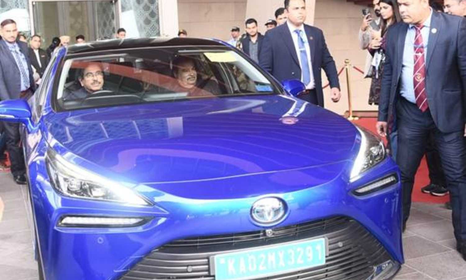 Joshi, Gadkari take ride in hydrogen fuel cell vehicle