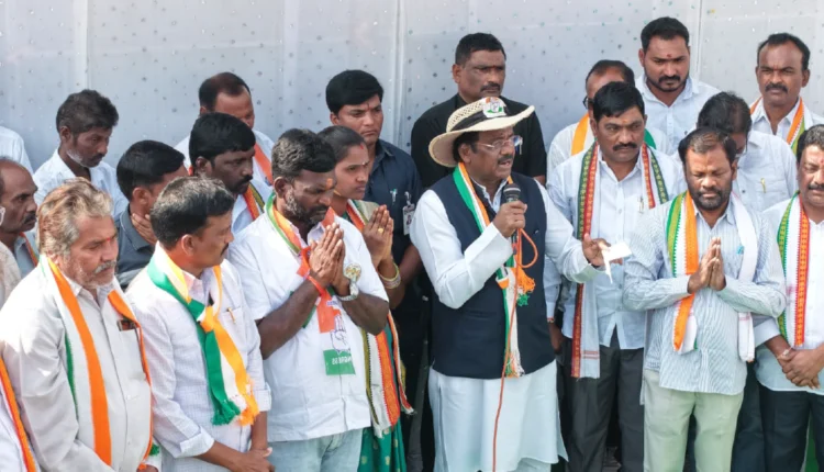 Kyathanpalli civic campaign: Vivek targets KCR family