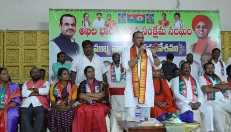 Komatireddy supports Vaddera community development