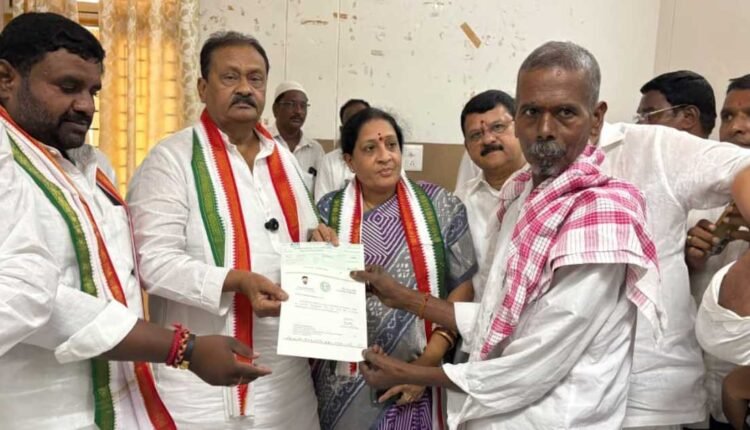 Shabbir Ali distributes sewing machines in Nizamabad