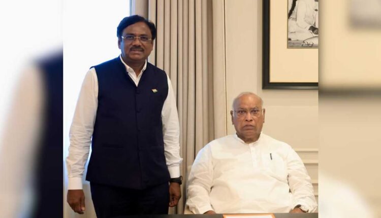 Vivek Kharge meeting: Telangana issues discussed