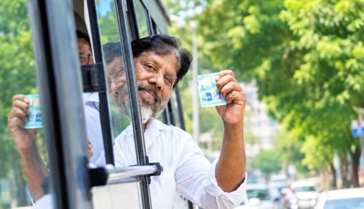 Bhatti Vikramarka reviews Metro Common Pass on a bus ride